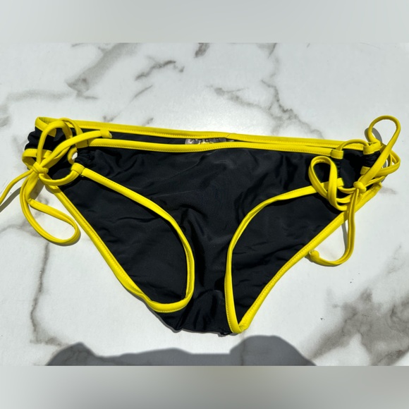 NWT DC Batman Bikini Bottom! Size Medium with Tanning patch (Bottoms only) - Picture 7 of 8